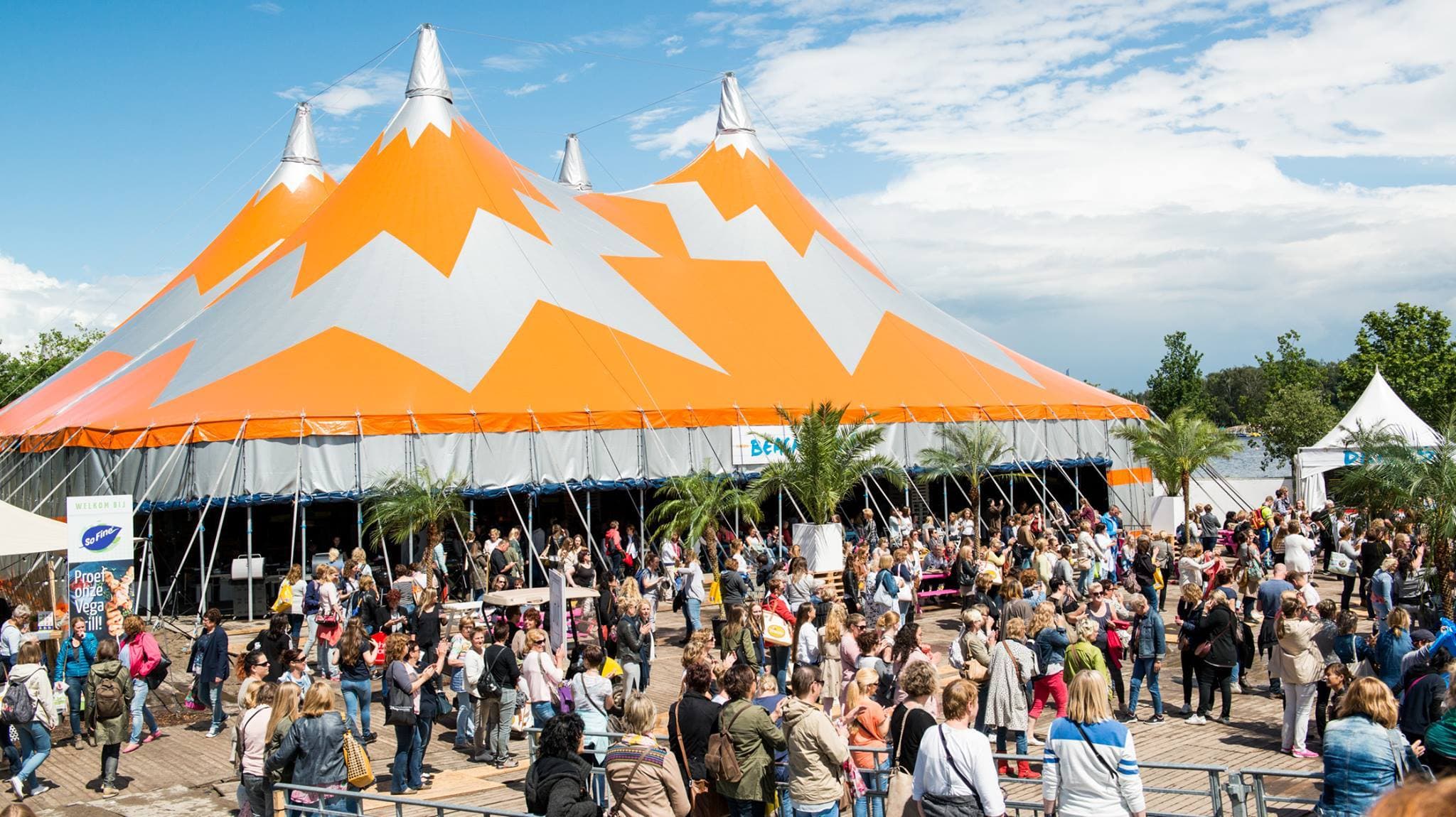 Festivaltent op festival terrein in de zomer gerealiseerd door Tentverhuurmakelaar