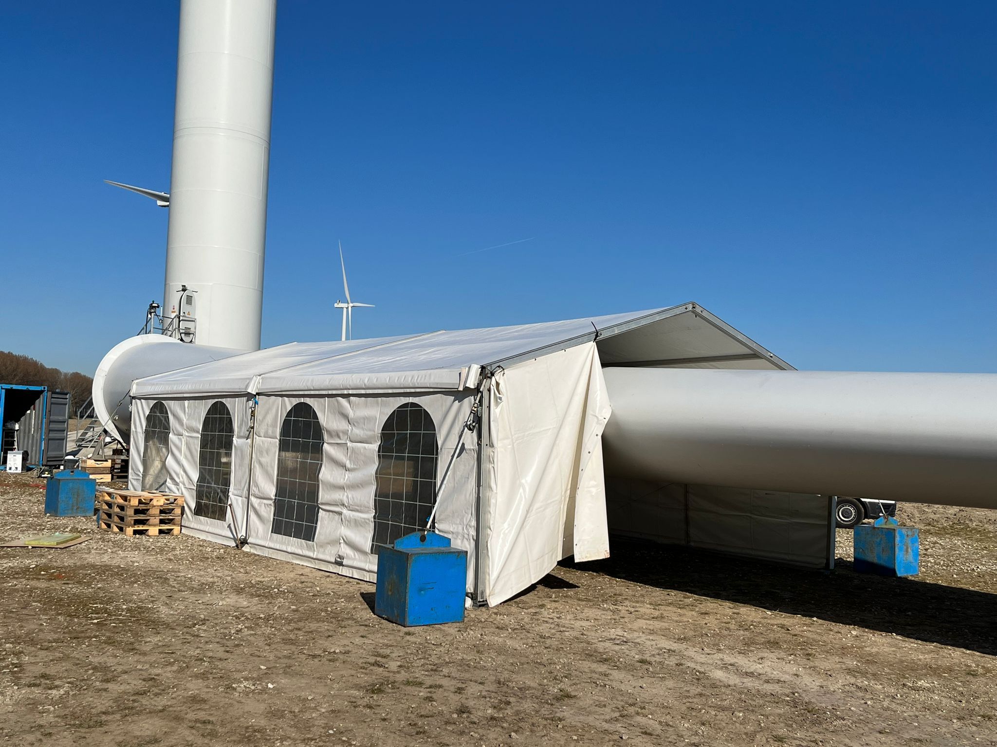 Doorwerktent tentverhuurmakelaar windturbine 